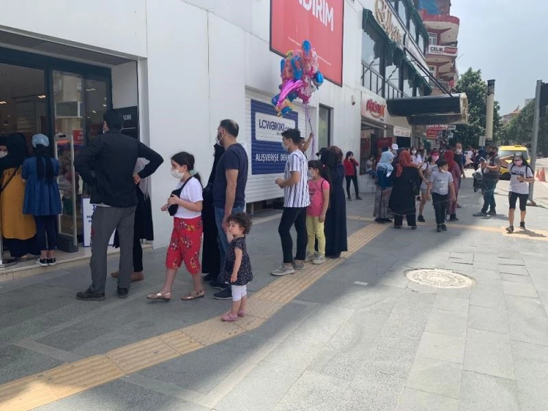 Isparta’da çocuklar 4 saatlik izni bayram alışverişi kuyruğunda geçirdiler
