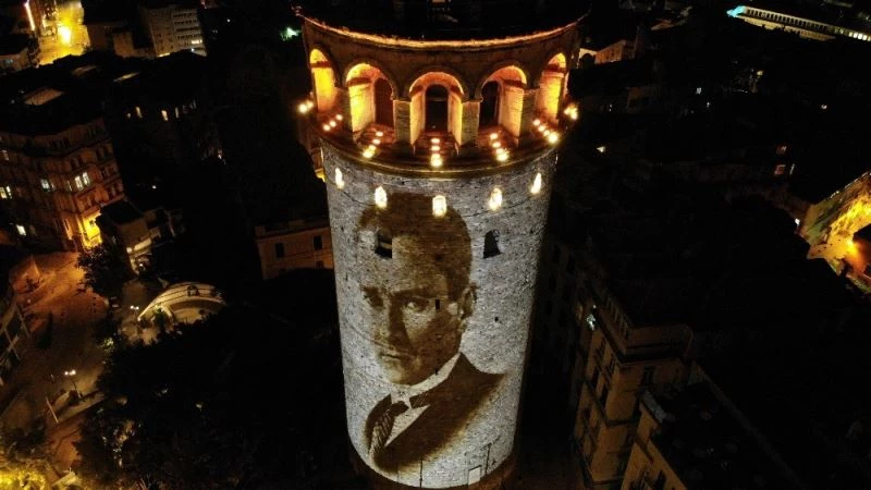Galata Kulesine yansıtılan Türk bayrağı ve Atatürk’ün fotoğrafları görsel şölen sundu
