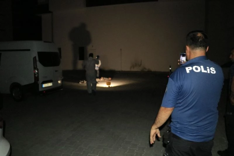 İhbar üzerine olay yerine giden polis erkek cesediyle karşılaştı
