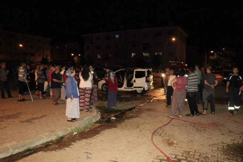 Araç kundaklandı, vatandaşlar sosyal mesafe kuralını hiçe saydı olay anını izledi
