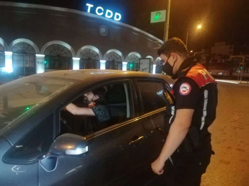 Kısıtlamanın bitmesiyle vatandaşlar sokaklara çıktı
