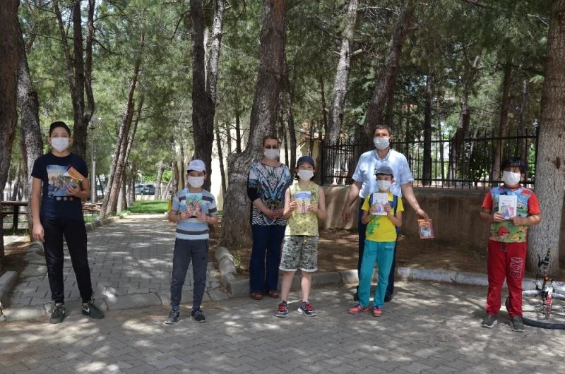 Demircili çocuklara hikaye kitabı hediye edildi
