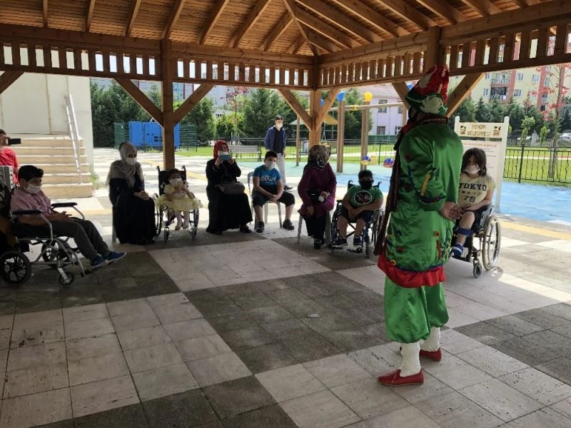Pendik’te engelli çocuklar, sokağa çıkma izninde parkta doyasıya eğlendi
