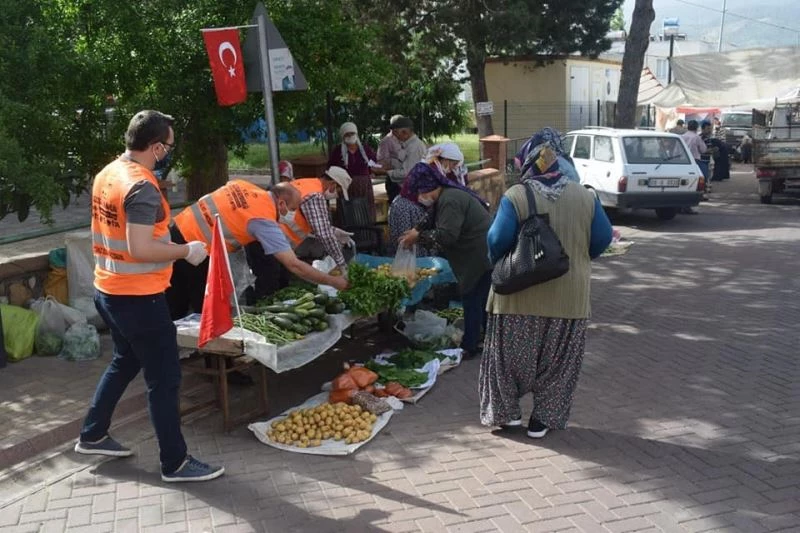 Raşit Amca pazara çıkamayınca, tezgahın başına Vefa geçti
