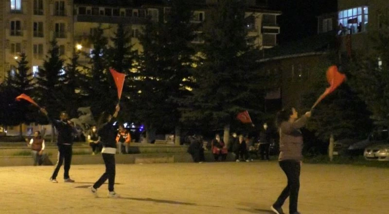 Kars’ta antrenörler sokakta, vatandaşlar balkonda spor yaptı
