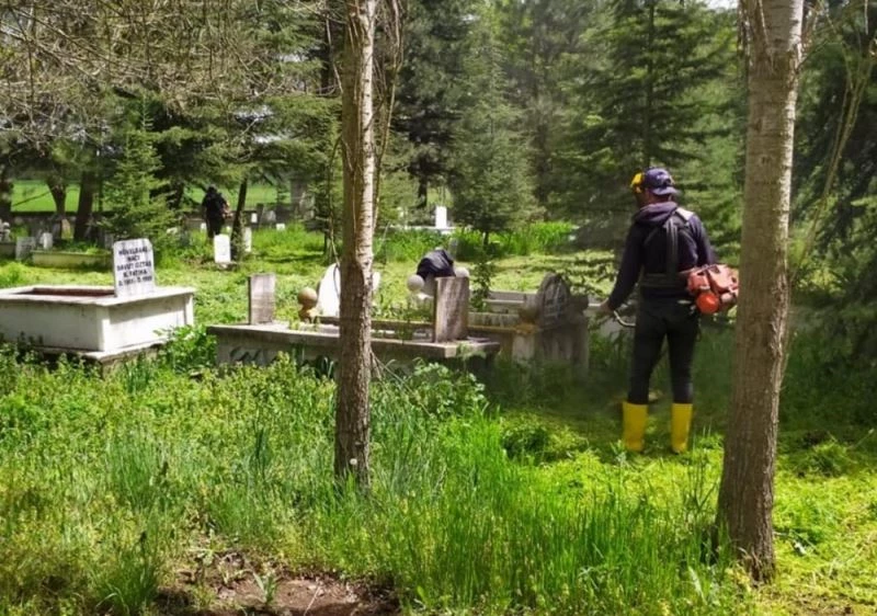Mezarlıkların Ramazan Bayramı öncesi bakımı
