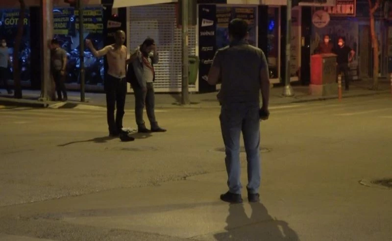 Polisin geldiğini görünce yoldan geçen genci elindeki cam parçası ile rehin aldı
