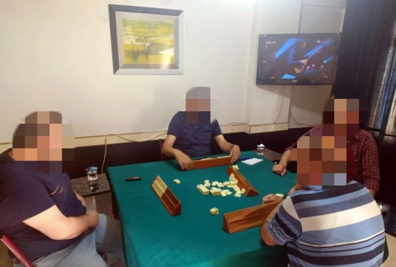 Kumar oynatılan iş yerini kapatmak için gelen ekipler, 4 kişiyi okey oynarken buldu
