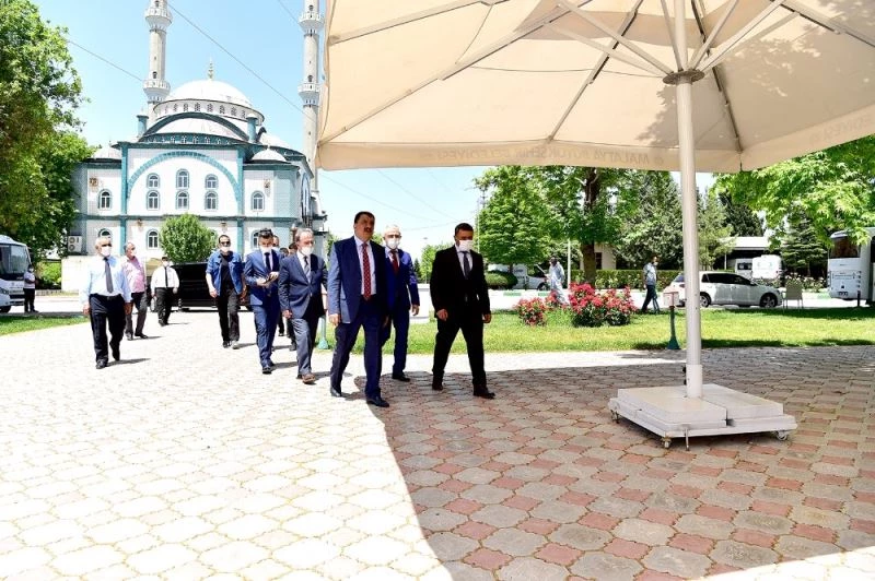 Başkan Gürkan, bayram öncesi şehir mezarlığını ziyaret etti
