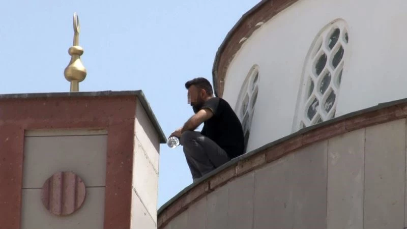 (Özel) 208 bin TL alacağını alamayınca kendi yaptığı caminin kubbesine intihar için çıktı
