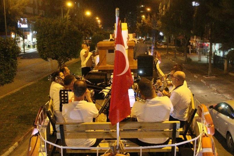 Antalya sokaklarında Temsili Bandırma Vapuru
