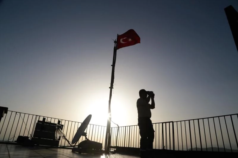 Herkesten uzakta ülkenin akciğerlerini gözetliyorlar