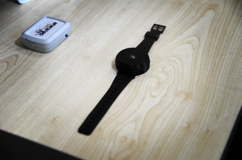 Sosyal mesafe ihlalinde uyarı veren akıllı bileklik
