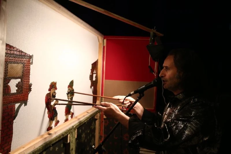Yüzlerce yıllık Karagöz-Hacivat oyununu evinin balkonundan komşularına sahneliyor

