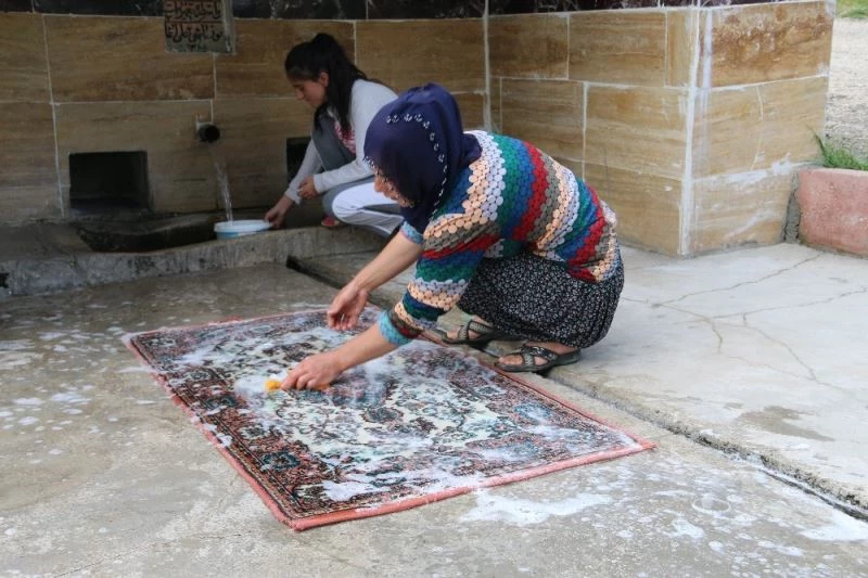 Bayram öncesi asırlık çeşmede halılar yıkandı, kurumaya bırakıldı
