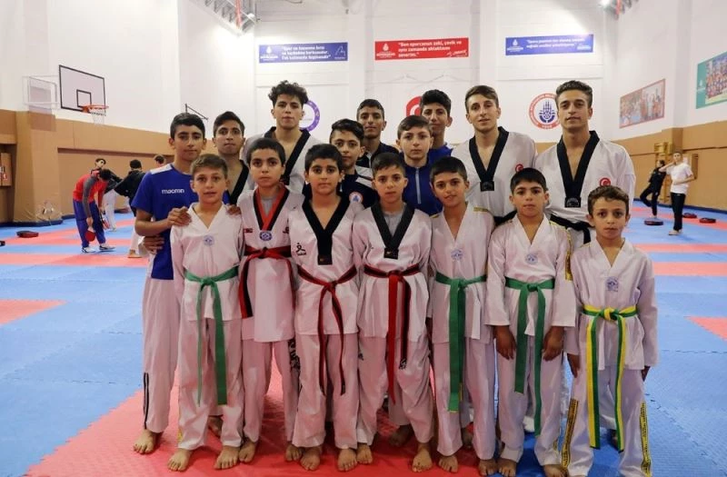 Küskü Ailesi 20 sporcusuyla evlerinin bodrumunda çalışıyor
