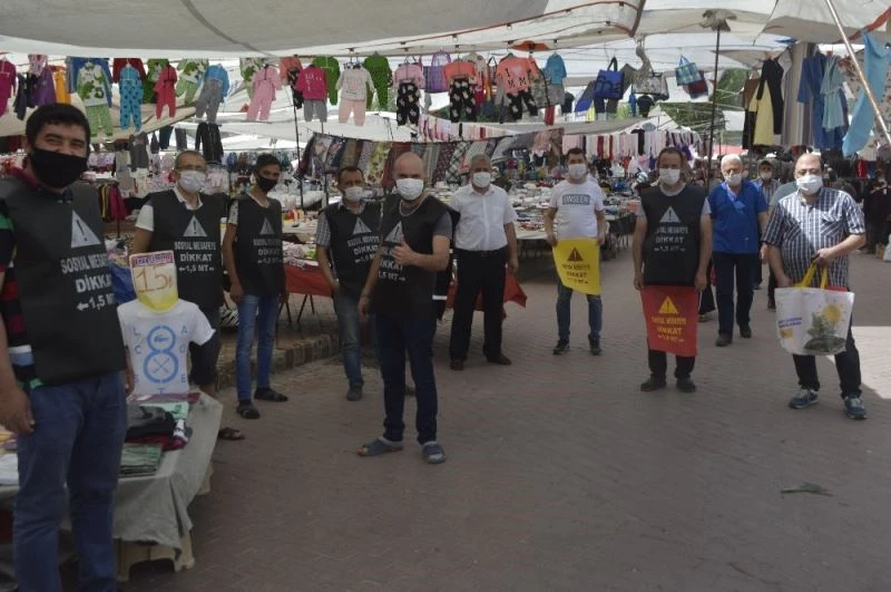 Sosyal mesafenin önemine dikkat çekmek için yelek dağıttılar
