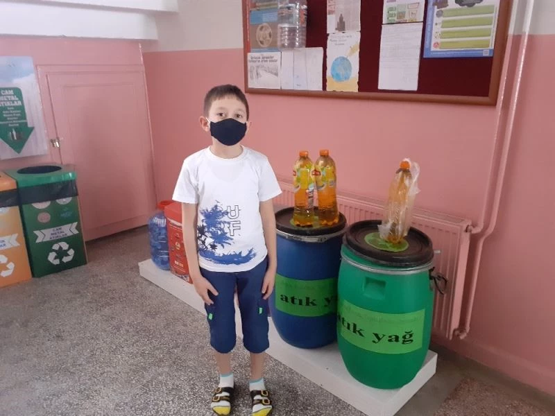 İlkokul öğrencisi biriktirdiği atık yağları sokağa çıkma izninde okuluna teslim etti
