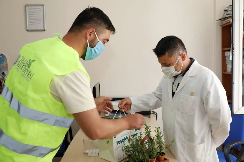 Başkan Yalçın’dan hekim ve diş hekimlerine bayram armağanı
