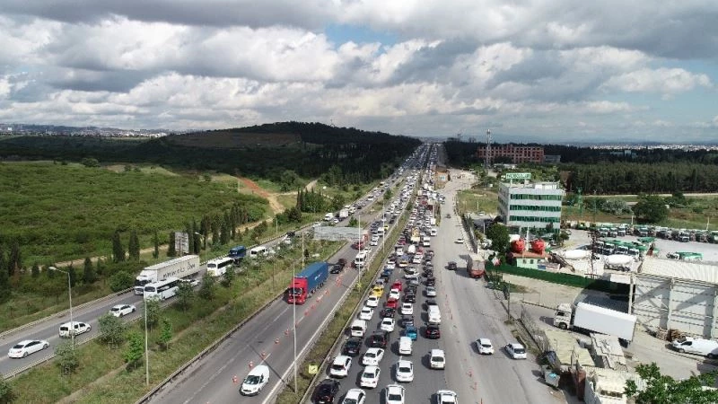 Bayram seyahati nedeniyle E-5’te oluşan kilometrelerce araç kuyruğu havadan görüntülendi
