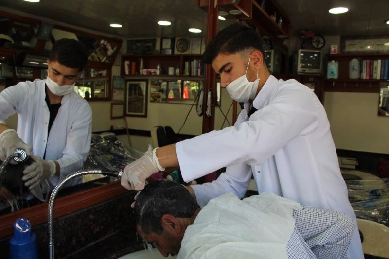 Berber kalfası, 4 saatlik izninde çalışmaya gitti
