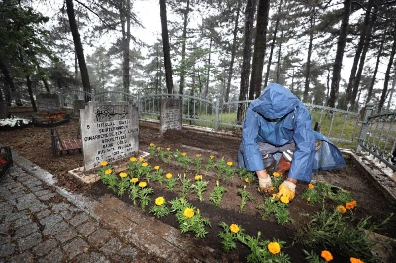 Başiskele’de şehitliklere bayram bakımı
