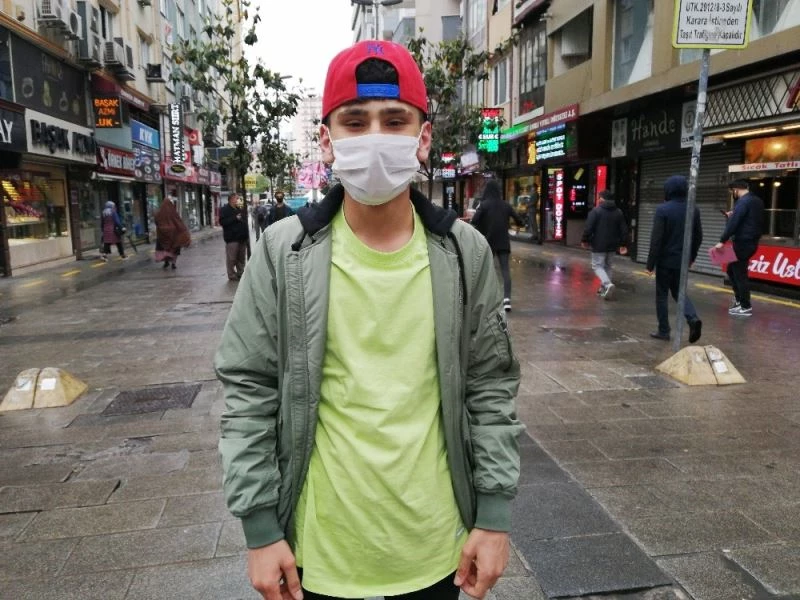 Yağmurlu hava 20 yaş altı gençlerin sokağa çıkmasına engel olmadı

