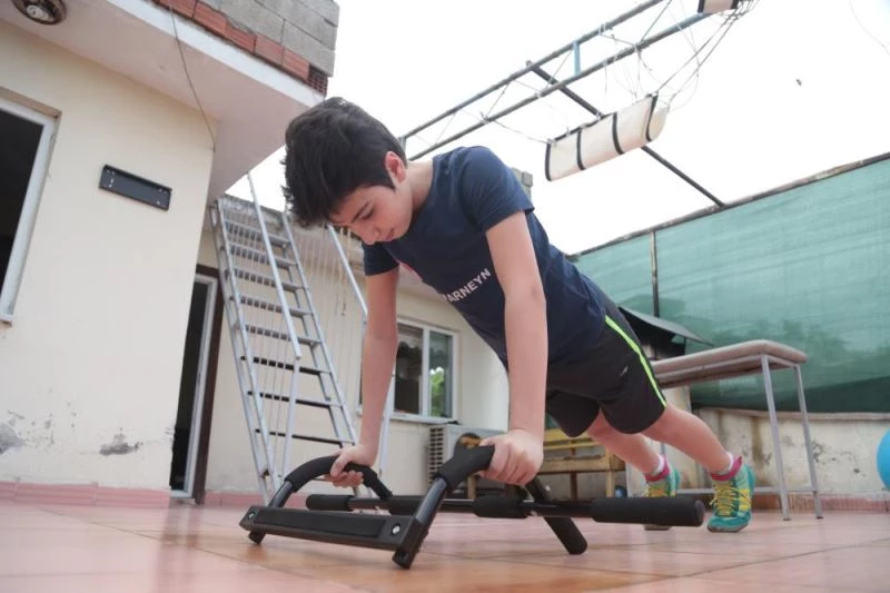 Tasarladığı düzenekle oğluna yüzme antrenmanlarını havada yaptırıyor