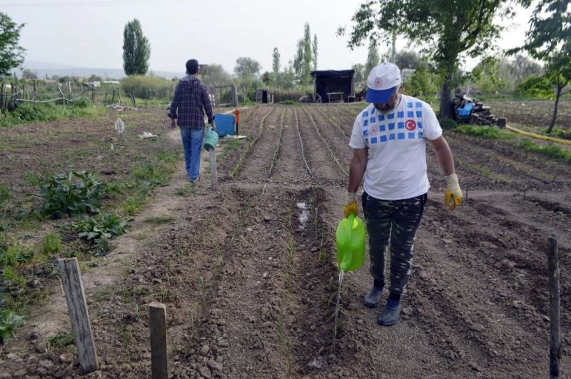 Antrenörler virüs günlerini bahçede değerlendirdiler
