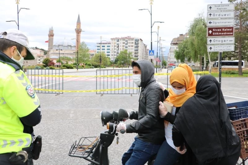 Motora 3 kişi binen, kısıtlamadan habersiz yabancı uyruklu şahıslar şaşırttı
