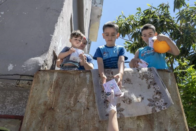 Çocuklar, kapılarına gelen şekerlerle sevindi
