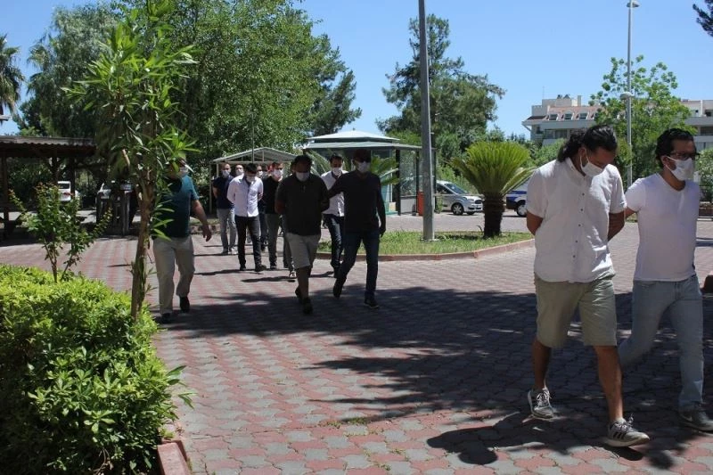 Antalya’da alıkonulan genç oryantali polis kurtardı
