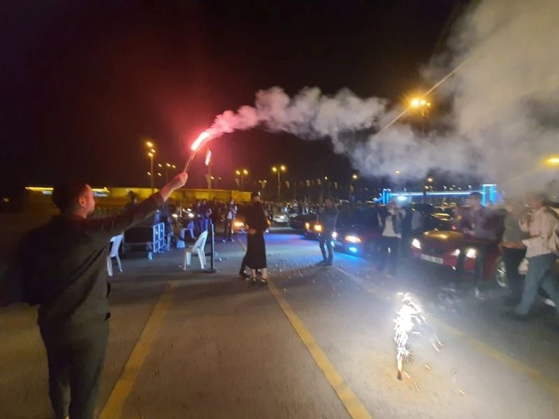 Açık hava sinemasında kornalar eşliğinde evlilik teklifi yaptı
