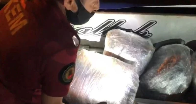 Kocaeli’de kamyon kasasına zulalanmış 42 kilo esrar ele geçirildi
