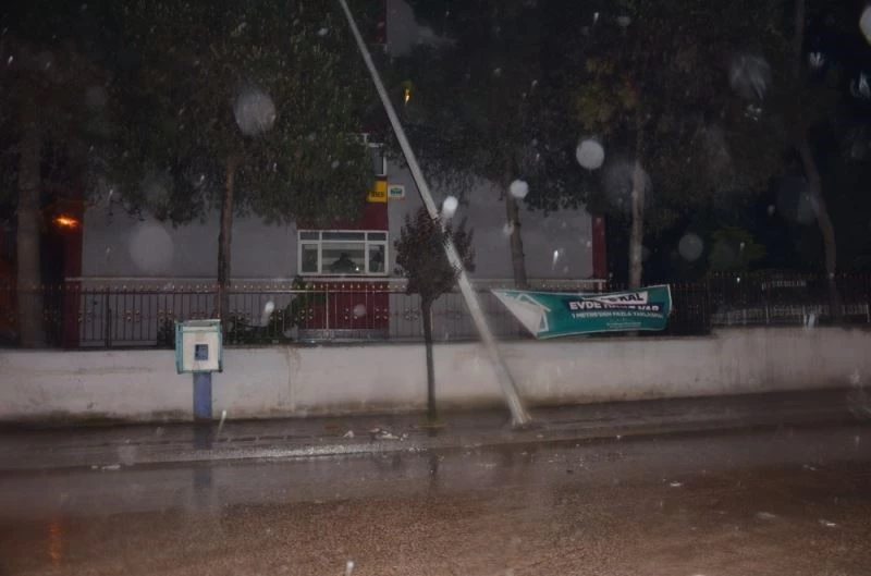 Önce direksiyon hâkimiyetini kaybetti, sonra sokak lambasını devirdi
