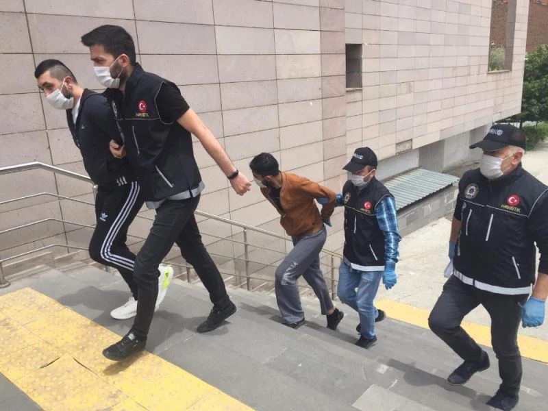 Uyuşturucuyu araç motoruna sakladılar
