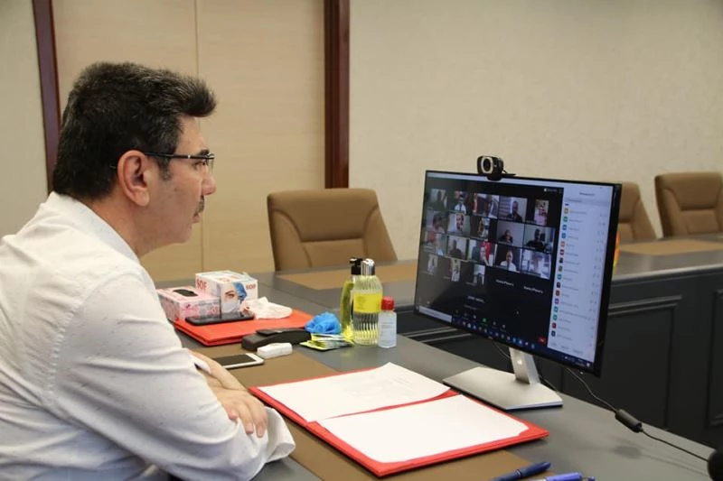 Rektör Karacoşkun basın temsilcileriyle tele konferansta bir araya geldi
