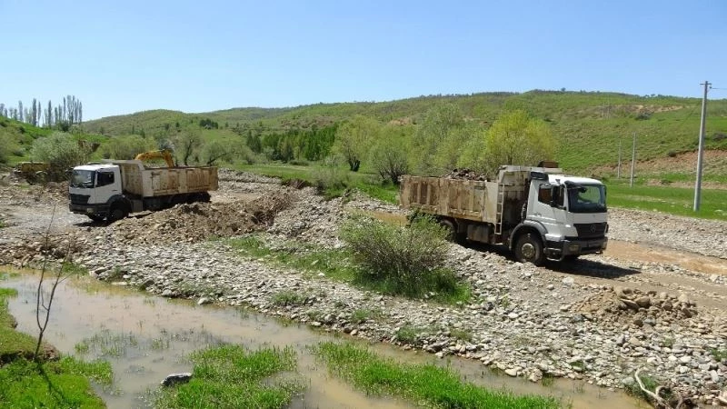 Kışın 10 metre karın yağdığı bölgede stabilize yol çalışması başlatıldı
