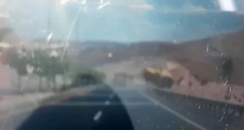 Biçerdöverin devrildiği kaza anı kamerada
