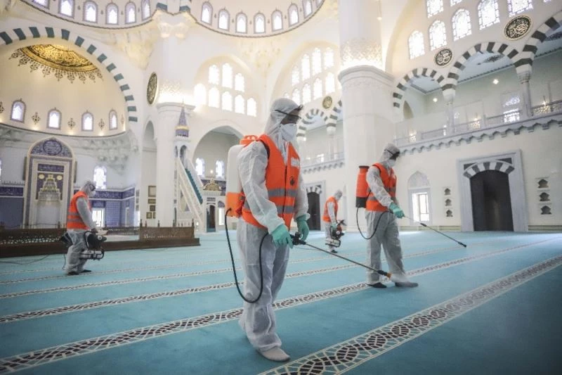 Camiler kısıtlama sonrası ilk namaza hazırlanıyor
