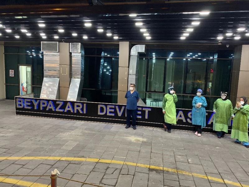 Sağlık Çalışanlarına hastane önünde tasavvuf konseri
