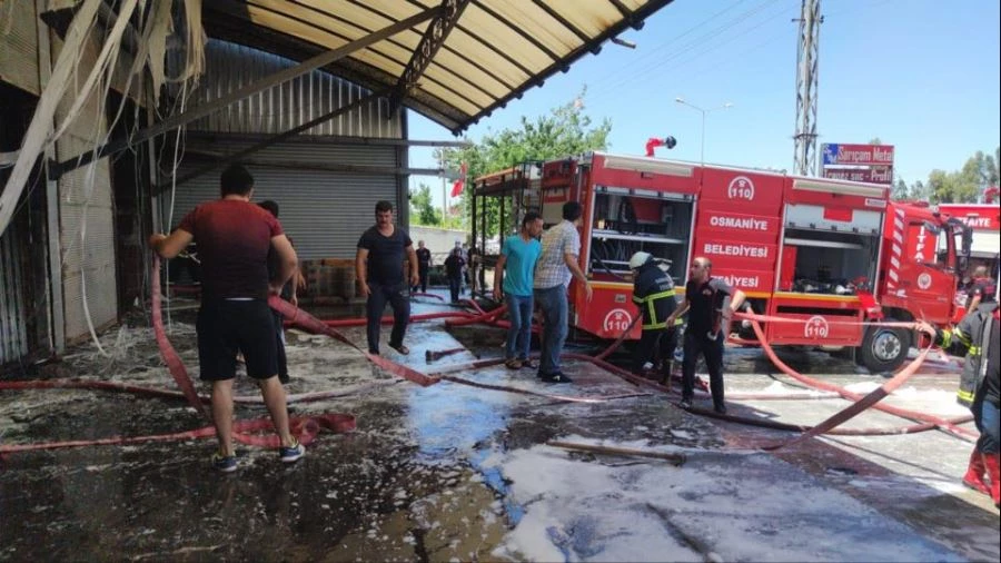 KANEPE FABRİKASINDAKİ YANGIN SÖNDÜRÜLDÜ
