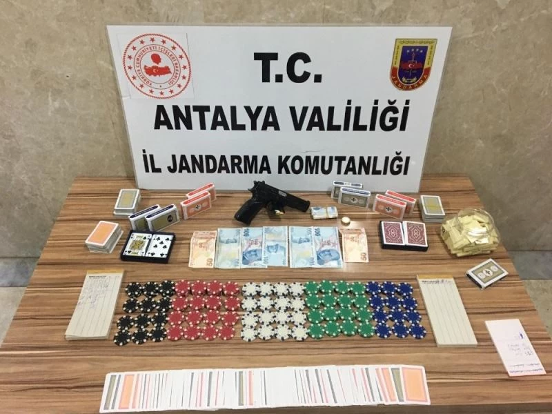 Alanya’da lüks villaya kumar baskını: 17 gözaltı
