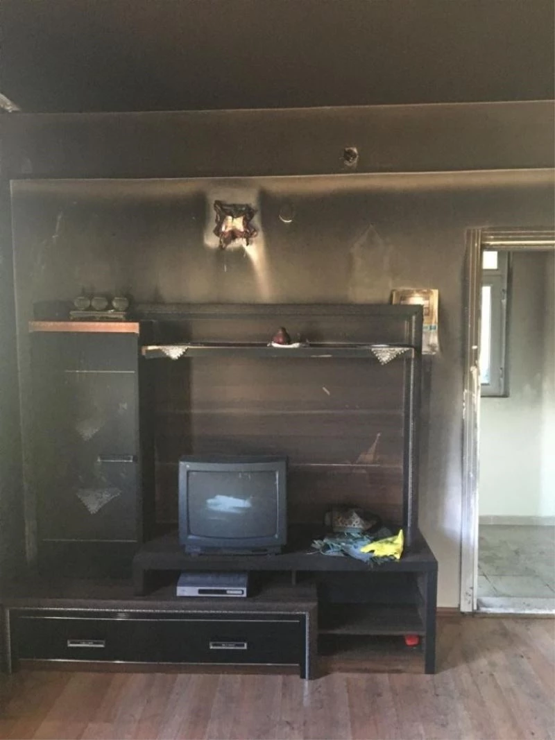 Mum evi yaktı, komşuların dikkati faciayı önledi
