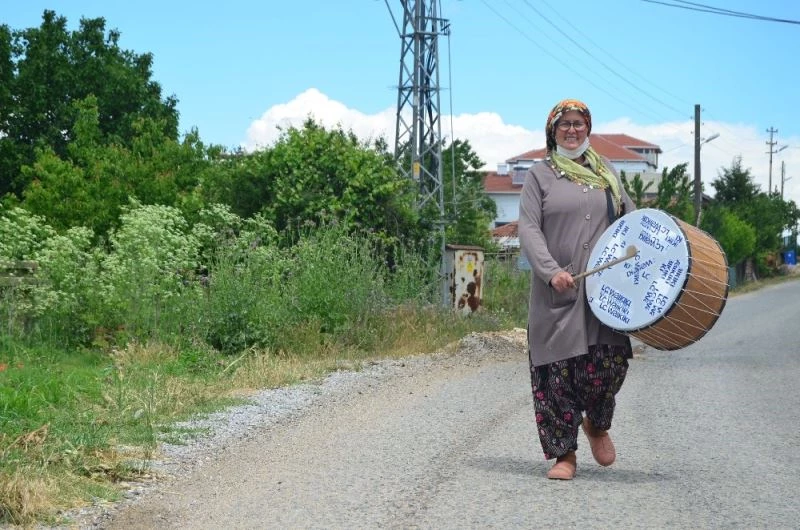 Köyün kadın davulcusu bayramı müjdeledi
