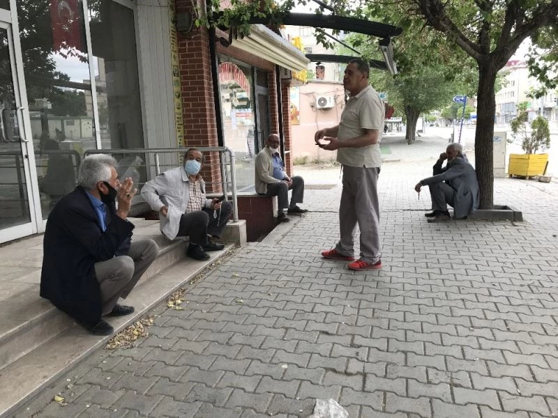 Doğunun Çukurovasında yaşlılar sokağın tadını çıkardılar
