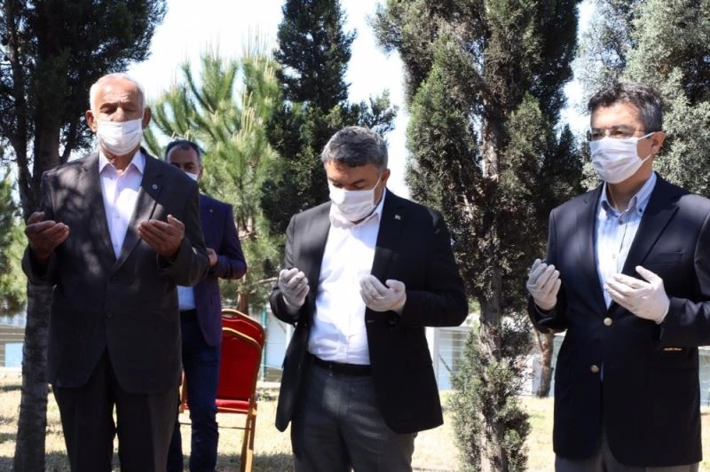 Dilovası Belediyesi mezarlıkları duasız bırakmadı
