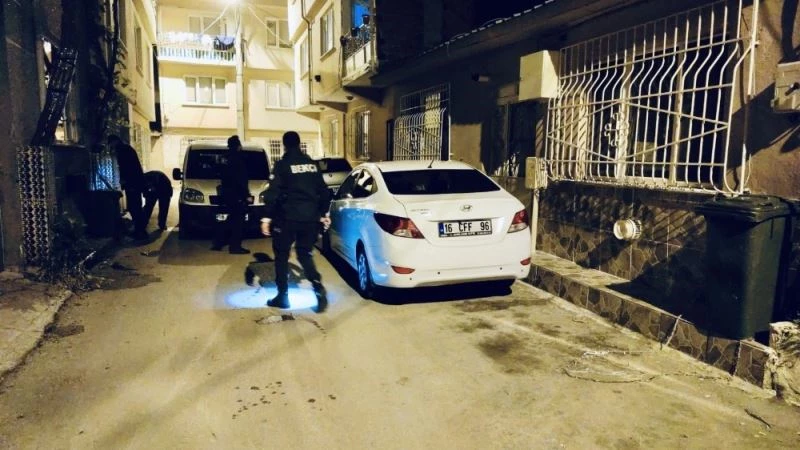 Bekçileri ezerek kaçmaya çalıştı, araçtan uyuşturucu ve para çıktı
