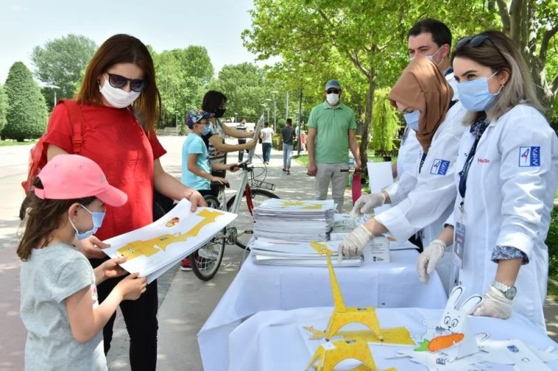 Sokağa çıkma izninde Başkentli çocuklara sürpriz hediye
