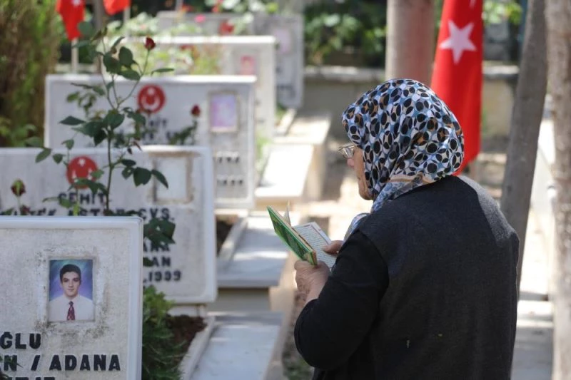 Şehitliklerde hüzünlü bayram